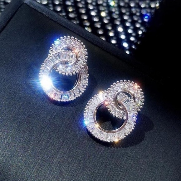 NEW 18K White Gold Diamond Circle Earrings - Picture 3 of 5